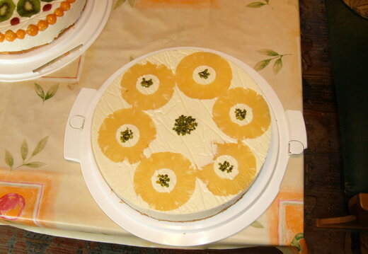 Käsesahne Ananas mit Pistazien und Gelatine