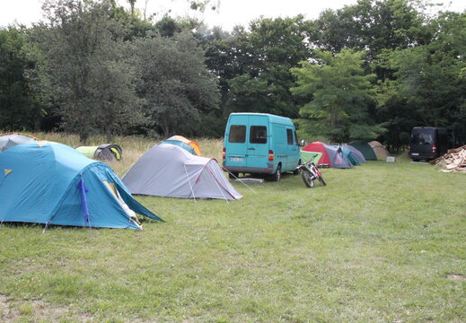 Eingang links, jeder nur ein Zelt