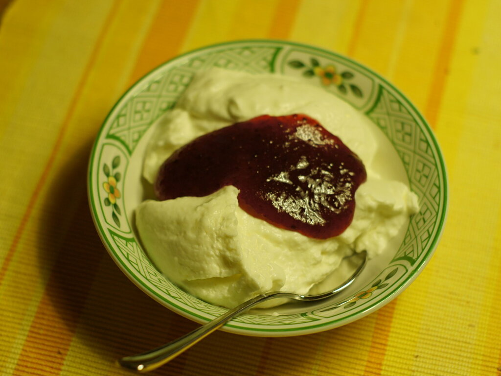 Buttermilchmousse mit Cranberry-Sauce