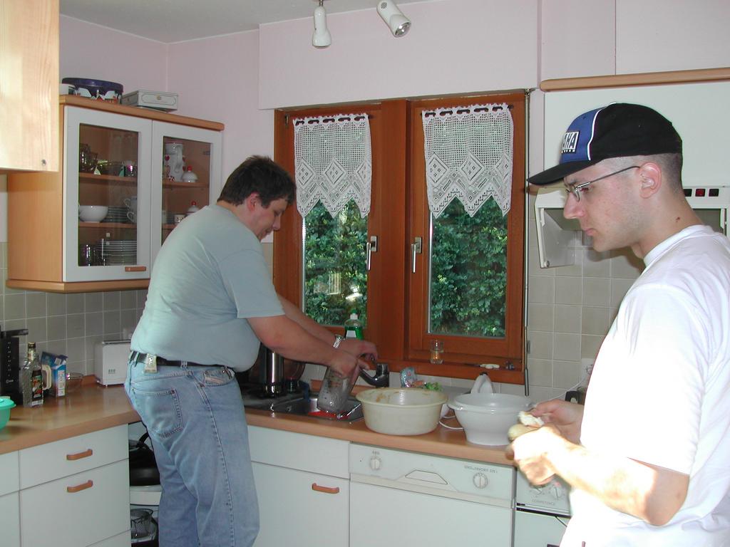Mounty und Marc in der Küche