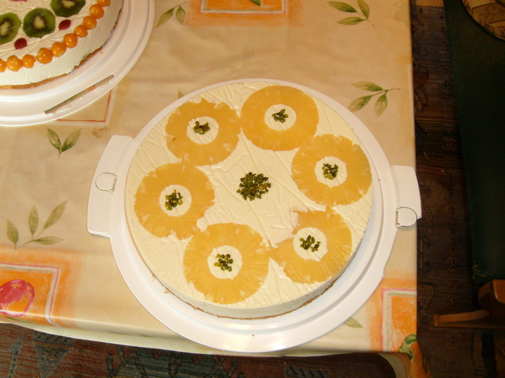 Käsesahne Ananas mit Pistazien und Gelatine